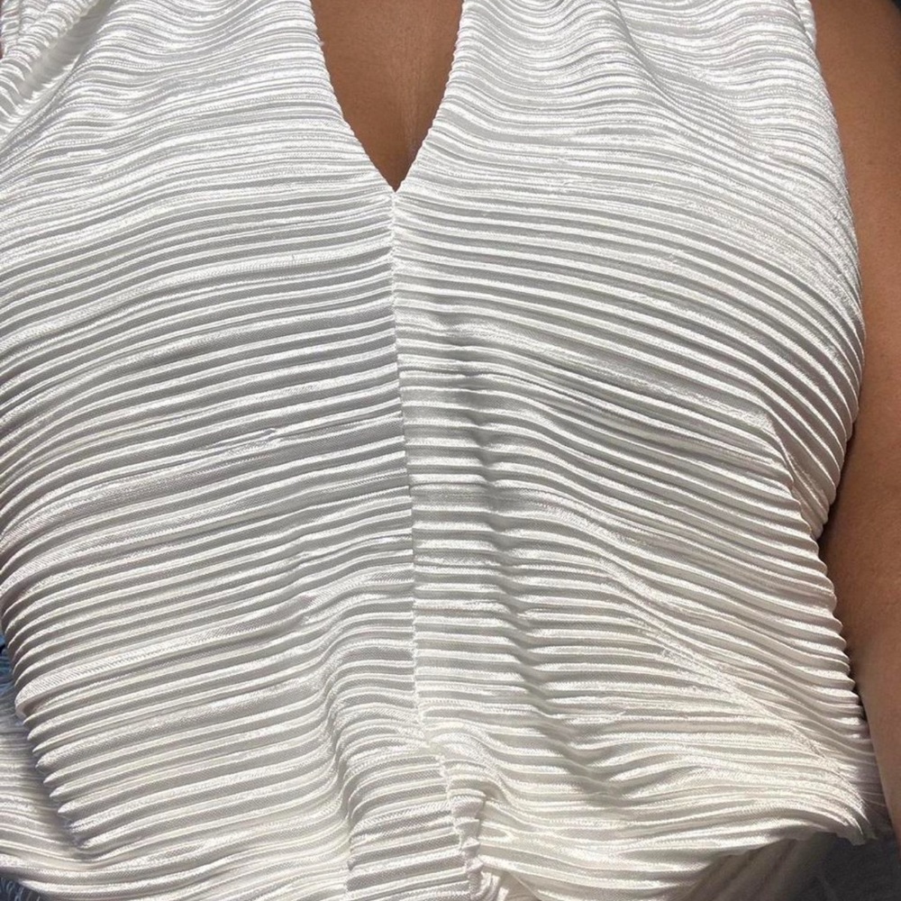 Boutique Elegant Cream Satin Ribbed Halter Jumpsuit - Picture 3 of 10